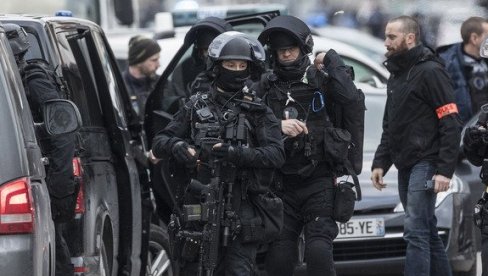 OTEO PIŠTOLJ, PA RANIO DVOJICU POLICAJACA: Dramatične scene u Parizu, napadač nakon pucnjave prebačen u bolnicu