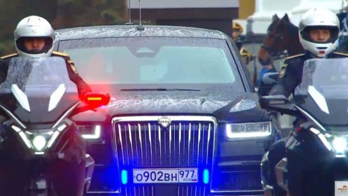 PUTINOV AUTOMOBIL U ŽIŽI PAŽNJE SVETSKIH MEDIJA: Unapređena verzija poznate zveri prevezla ruskog predsednika na inauguraciju (FOTO)