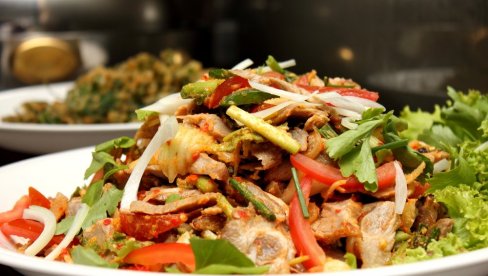 SALATA OD GRILOVANE SVINJETINE: Iskoristite sezonsko povrće za salatu na tajlandski način