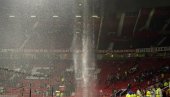 PROPLAKAO I OLD TRAFORD, NAVIJAČI GLEDALI U ČUDU: Arsenal pobedio Junajted, čuveni stadion roni suze (FOTO/VIDEO)